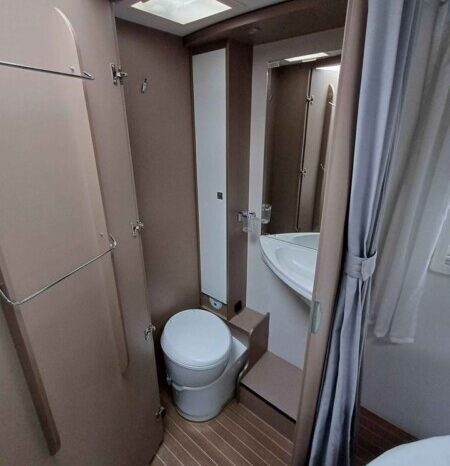 2020 Hymer Etrusco 6900QB Island Bed full